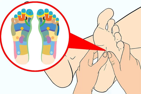 ماساژ کف پا برای رفع سر درد