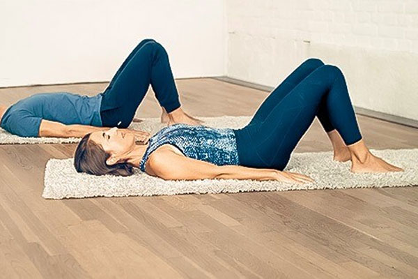 حرکت کج‌کردن لگن (Pelvic Tilt) پیلاتس برای دیسک کمر