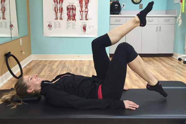 بالا آوردن زانوها (Knee Folds) پیلاتس برای دیسک کمر